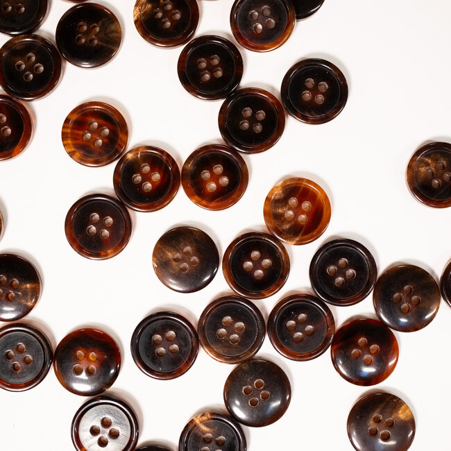 Bouton en corne marron/rouge 4 trous 15mm 