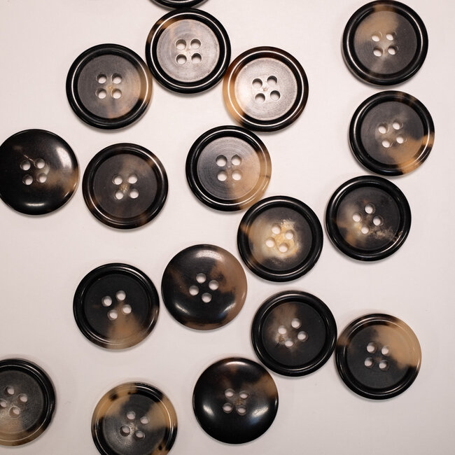 Bouton en corne tacheté 75% 4 trous 20mm 