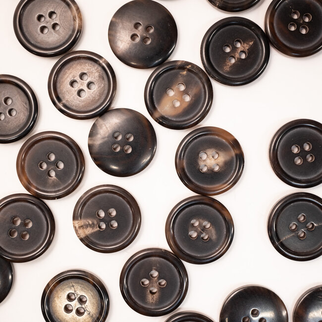 Bouton en corne marron 4 trous 20mm 