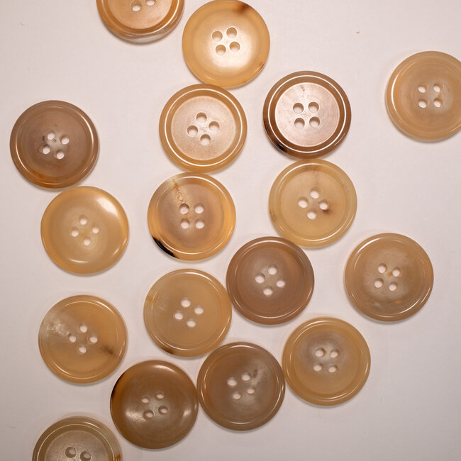 Bouton en corne 'blond' 4 trous 15mm 
