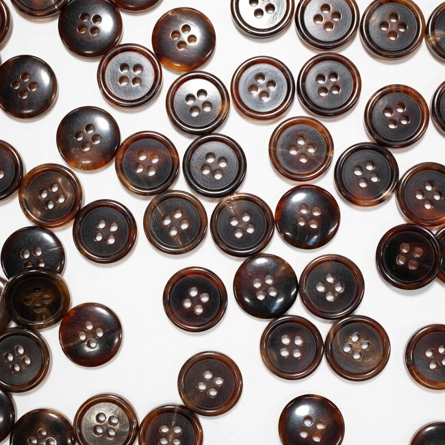 Bouton en corne marron/rouge foncé 4 trous 15mm 
