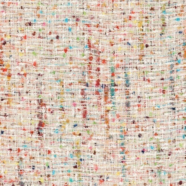 Tweed blanc épais avec touches multicolores et reflets métalliques. Texture luxueuse.