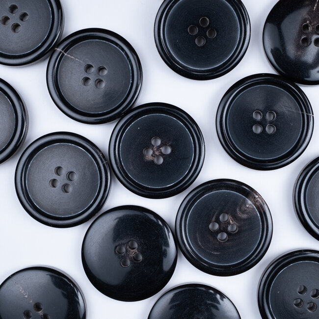 Bouton en corne marron foncé 4 trous 25mm