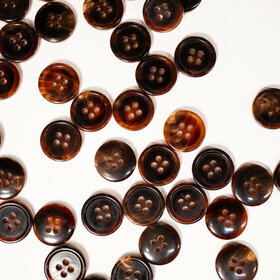 Bouton en corne marron/rouge 4 trous 15mm 