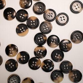 Bouton en corne tacheté 75% 4 trous 15mm 