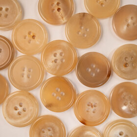 Bouton en corne blond 4 trous 20mm 