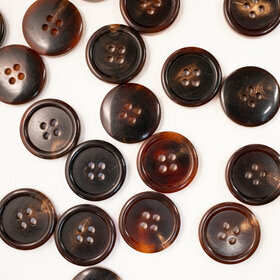 Bouton en corne marron/rouge 4 trous 20mm 
