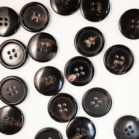 Bouton en corne marron foncé 4 trous 20mm 