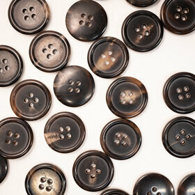Bouton en corne marron 4 trous 20mm 