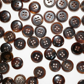 Bouton en corne marron/rouge foncé 4 trous 15mm 