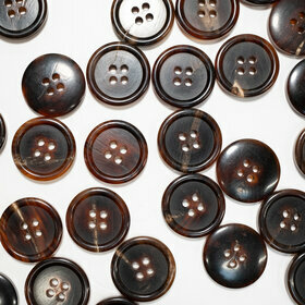 Bouton en corne marron/rouge foncé 4 trous 20mm 