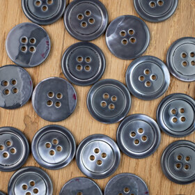 Bouton en nacre gris 20mm 