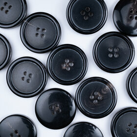 Bouton en corne marron foncé 4 trous 25mm 